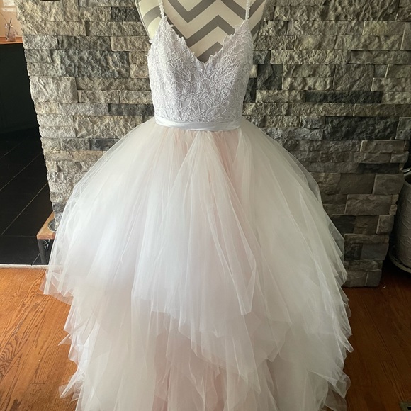 Wedding gown - Picture 7 of 8